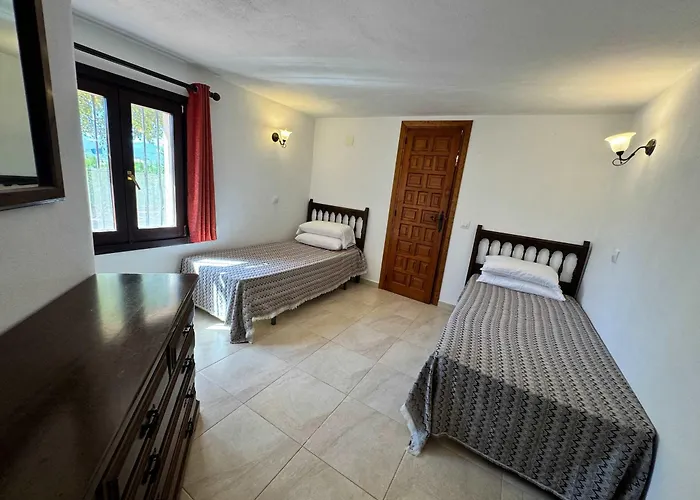 Spacious With Private Pool *