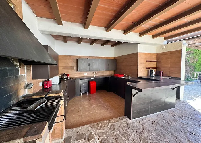 Villa Spacious With Private Pool Montgo